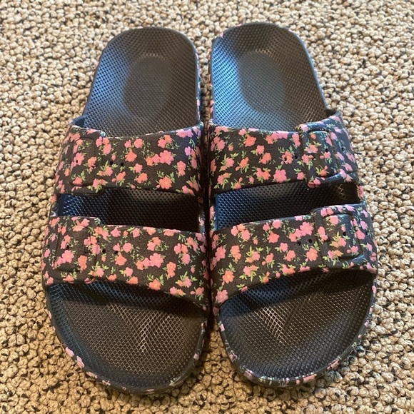 Freedom Moses Black & Pink Floral Sandals Size 37/38 in Like New Condition - Picture 1 of 5